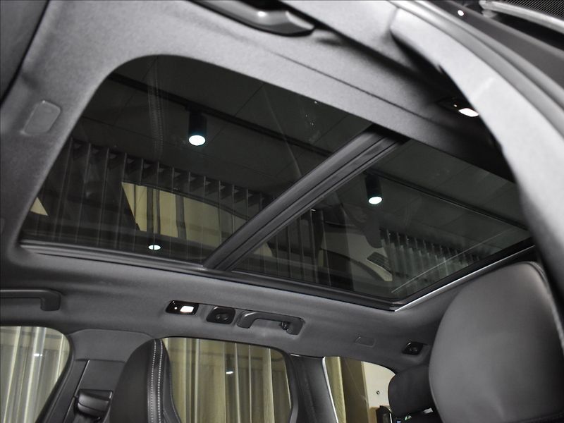 Volvo XC60 2,0 T6 AWD PLUS Black Edition - fotka 17 z 26