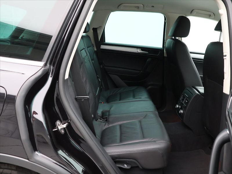 Volkswagen Touareg 3,0 TDI DSG 4M Exclusive 1.Maj - fotka 13 z 31