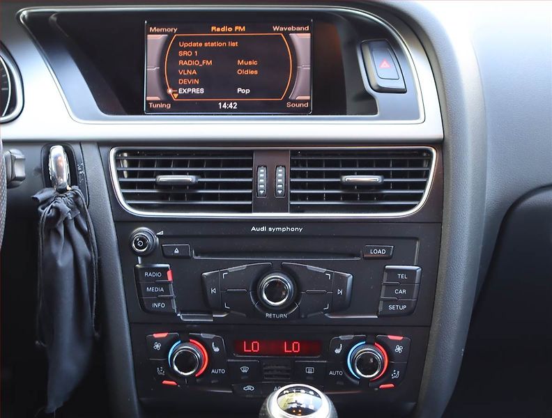 Audi A5 (2010) S-Line 2.0 TFSI, Xenony - fotka 12 z 16