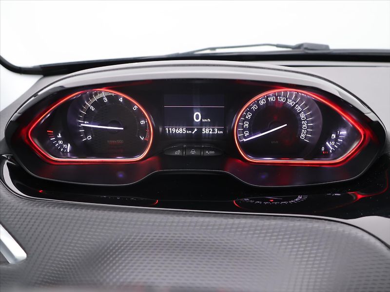 Peugeot 2008 1,2 PT 81KW GT-LINE Panorama - fotka 16 z 33