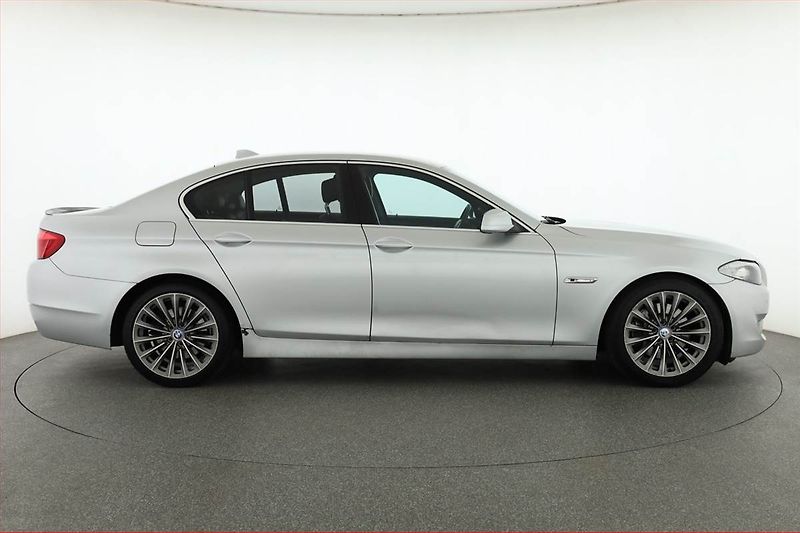 BMW Řada 5 (2010) 530d, Automat, Navi, Xenony - fotka 6 z 17