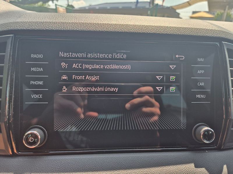 Škoda Karoq 1,5 TSI 110kW SportLine, CZ, 1 - fotka 24 z 28
