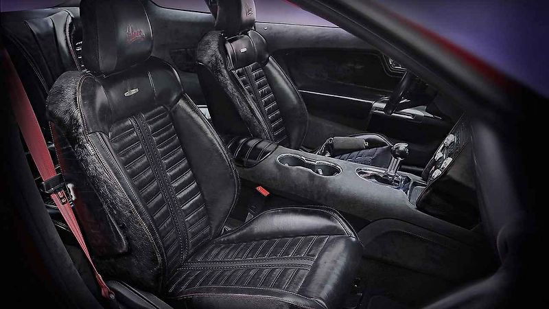 Ford Mustang s interiérem z pravých mustangů.