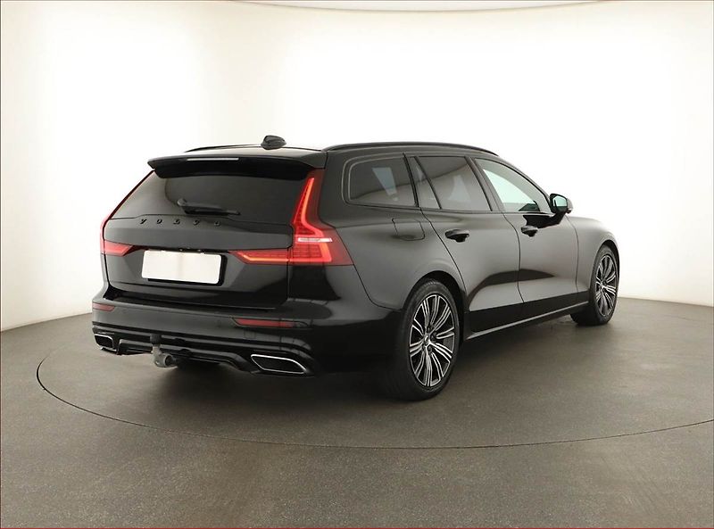 Volvo V60 (2020) R-Design T8 Twing Engine - fotka 5 z 17