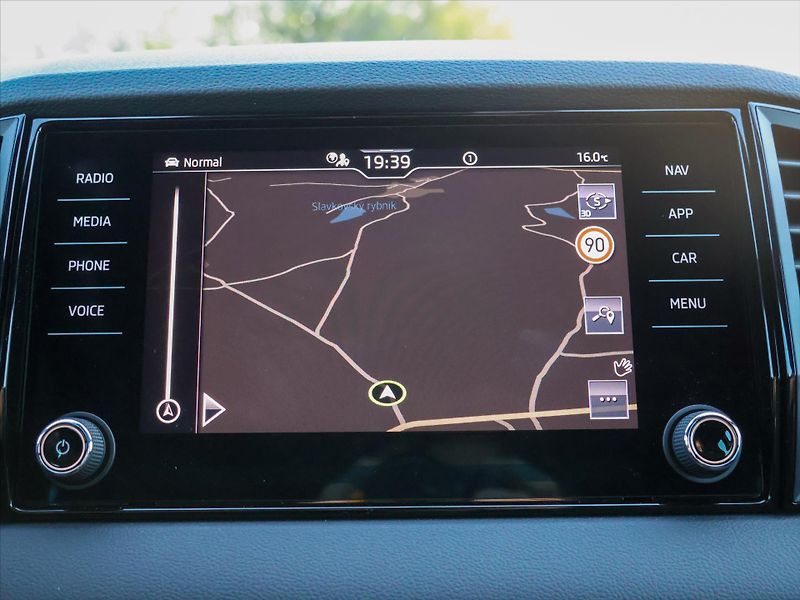 Škoda Karoq 2,0 TDI 4x4 DSG Sportline DPH - fotka 28 z 42