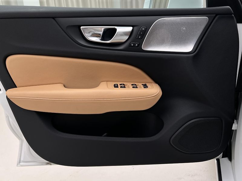 Volvo V60 T6 AWD ULTRA BRIGHT AUT - fotka 7 z 46