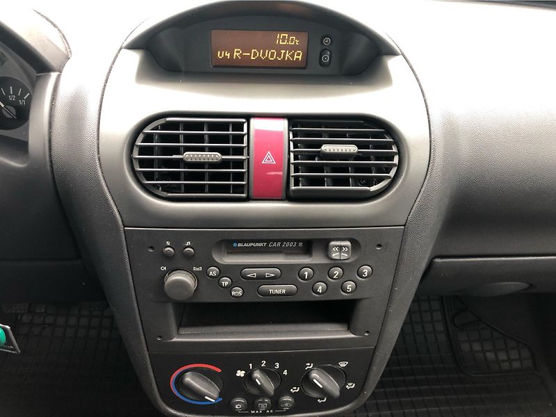 Opel Corsa 1.2  16V - fotka 19 z 27