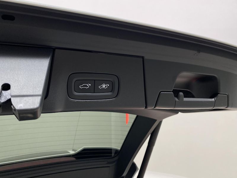 Volvo V90 T8 AWD RECHARGE DARK ULTRA - fotka 35 z 65