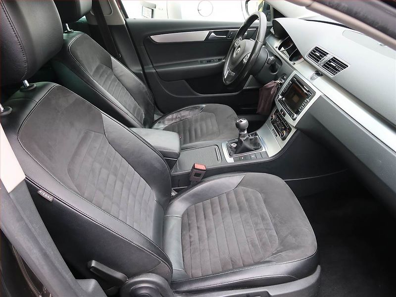 Volkswagen Passat (2011) 2.0 TDI, Xenony, Tempomat - fotka 9 z 19