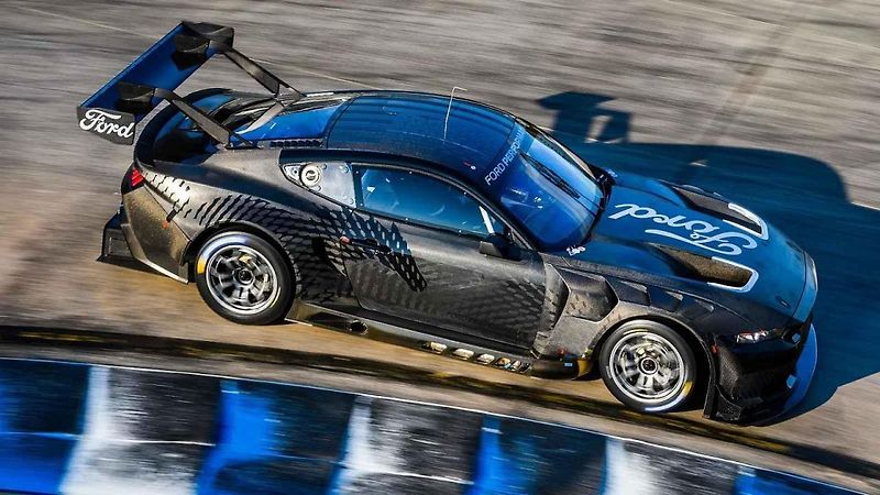 Závodní verze Fordu Mustang pro kategorii GT3 je k vidění na prvních fotkách a videu z testování na okruhu Sebring.