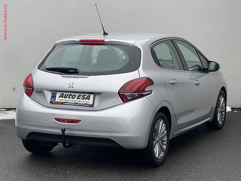 Peugeot 208 (2017) 1.2PT, Allure, AT, navi, TZ - fotka 4 z 16