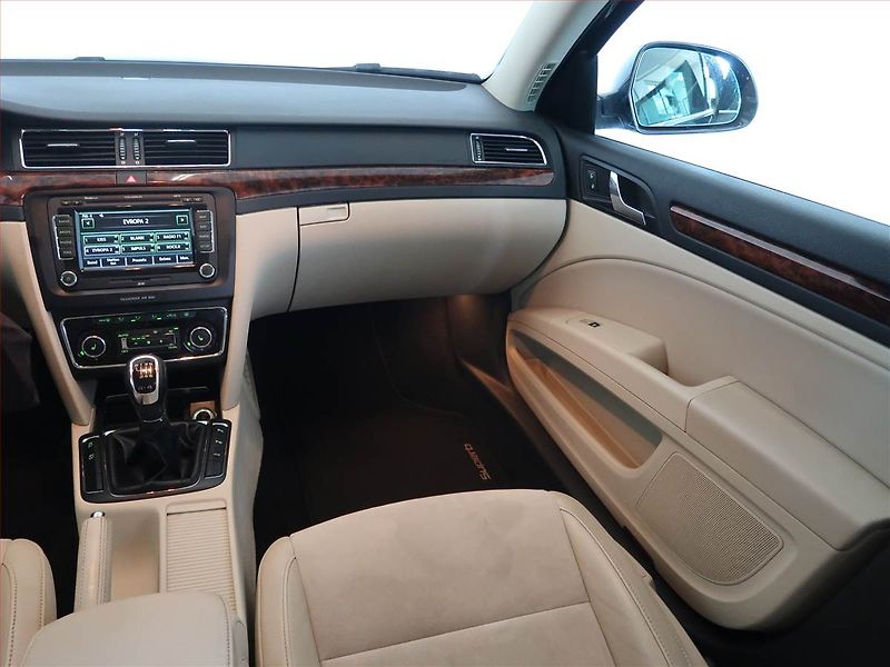 Škoda Superb (2009) Elegance 2.0 TDI, 4X4, Navi - fotka 7 z 12