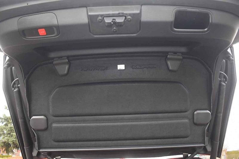Peugeot 408 je solidně prostorný rodinný vůz s atraktivním vzhledem