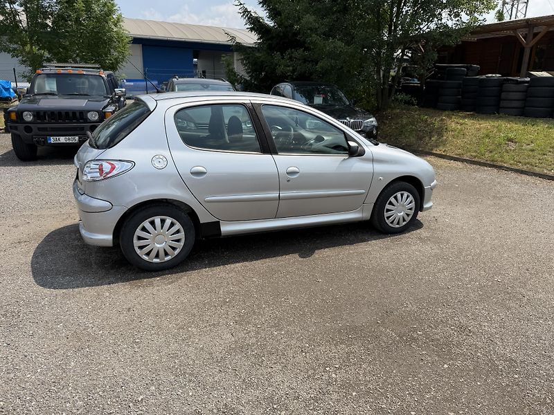 Peugeot 206 1.4i - fotka 7 z 21