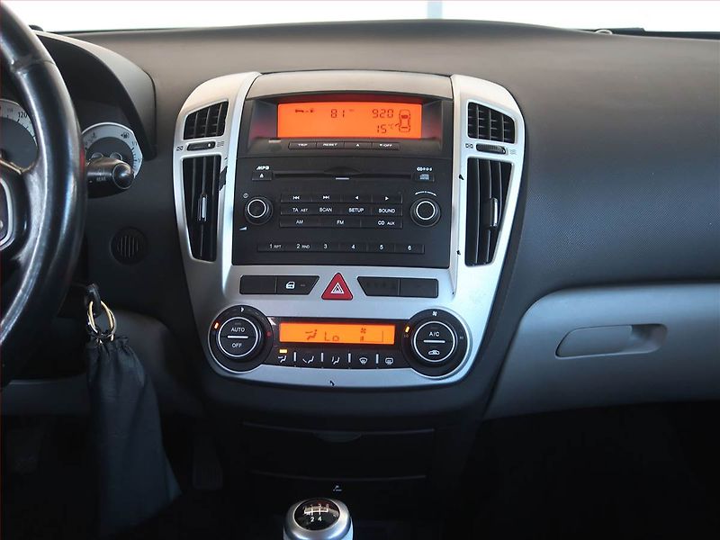 Kia Ceed (2009) 1.6 CVVT, nová STK, zamluveno - fotka 12 z 14