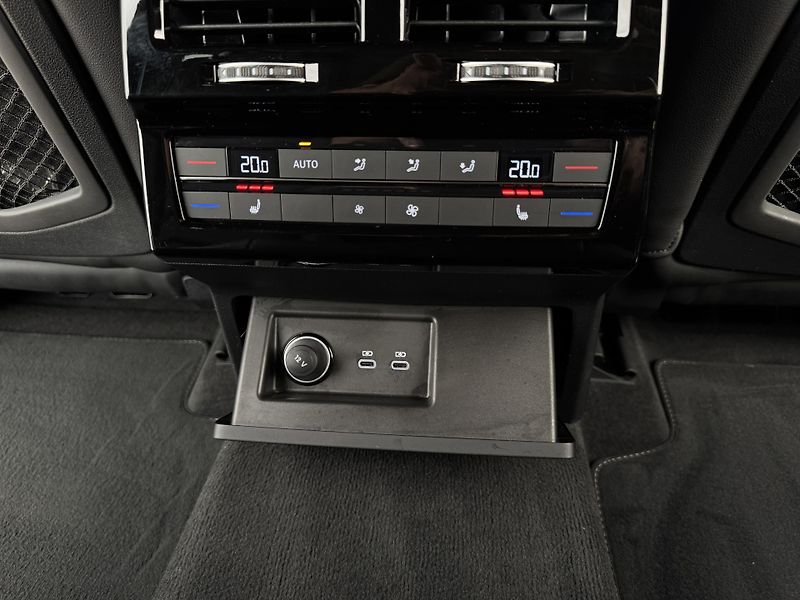 Volkswagen Touareg 3.0Tdi*1-MAJ*DPH*R-LINE*HUD* - fotka 18 z 47