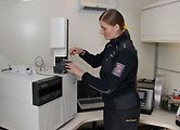 Nahlédli jsme do ojedinělého pomocníka Celní správy - pojízdné laboratoře.