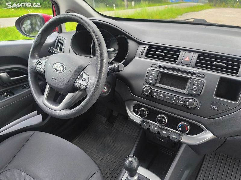 Kia Rio KRÁSNÁ,75T.KM,1MAJ48LET,VÝBAVA - fotka 9 z 23