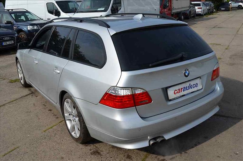 BMW Řada 5 (2008) 560 TOURING - fotka 6 z 33