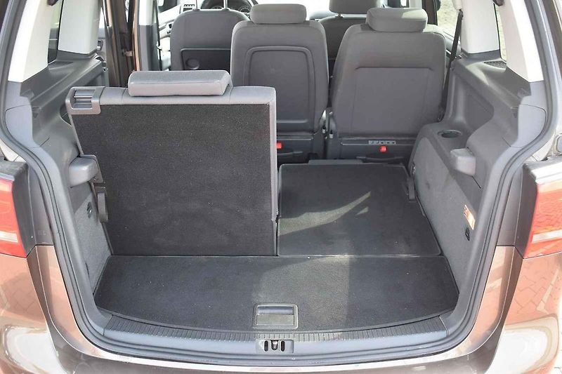 Volkswagen Touran působí usedle, ale je to dobrý rodinný společník