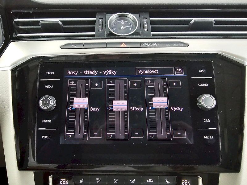 Volkswagen Passat (2018) 2.0TDI 140kW DSG R-line DSG 4x - fotka 18 z 35