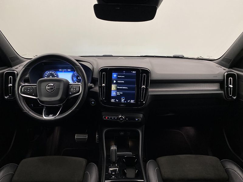 Volvo XC40 D4 AWD R-DESIGN AUT  - fotka 2 z 45