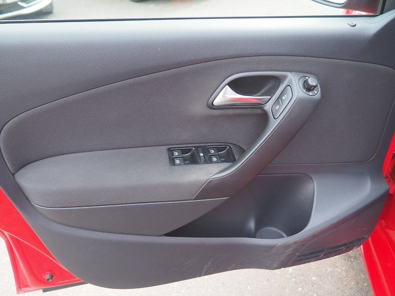 Volkswagen Polo (2010) 1.6 TDI - fotka 9 z 32