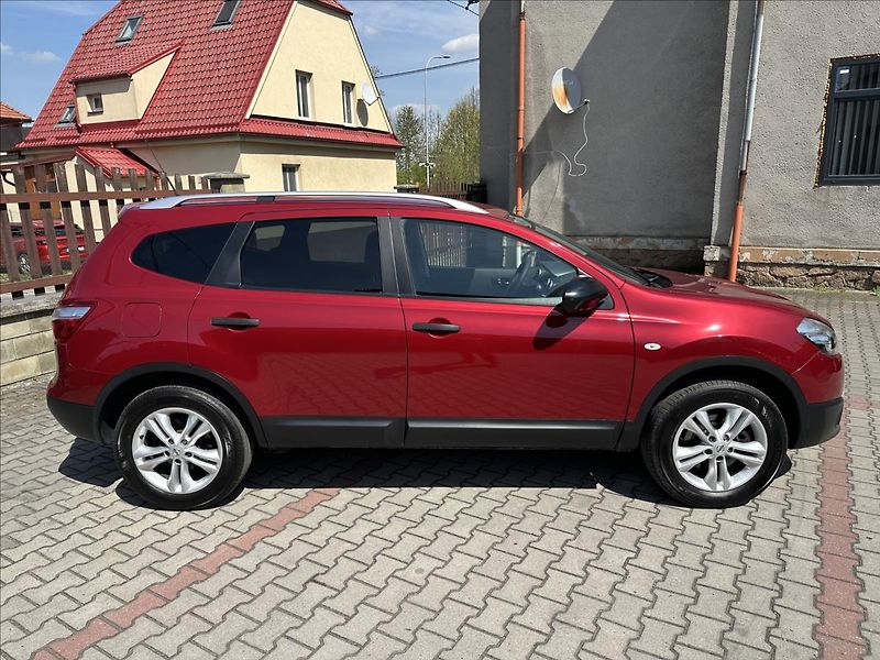 Nissan Qashqai 2,0 +2 4x4 7.Míst - fotka 2 z 25