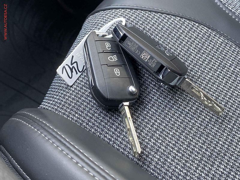 Peugeot 3008 (2018) 1.2 PT, ČR, Allure, park. - fotka 19 z 19