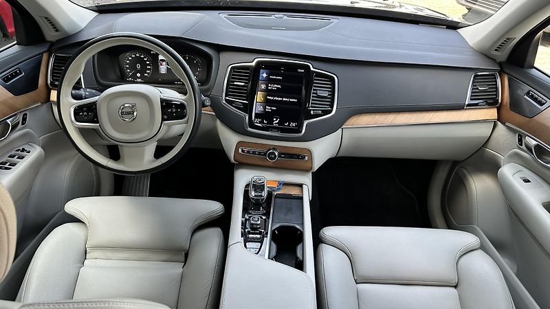 Volvo XC90 2.0D B5 AWD Inscription - fotka 11 z 16