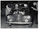 Jean Rédélé, zakladatel Alpine, za volentam Renaultu 4CV na startu vytrvalostního silničního závodu Mille Miglia v roce 1954. Foto: Wikimedia Commons, neznámý autor, volné dílo