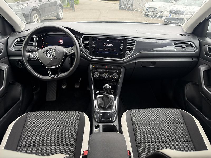 Volkswagen T-Roc 1.5 TSI 110 kW - fotka 13 z 23