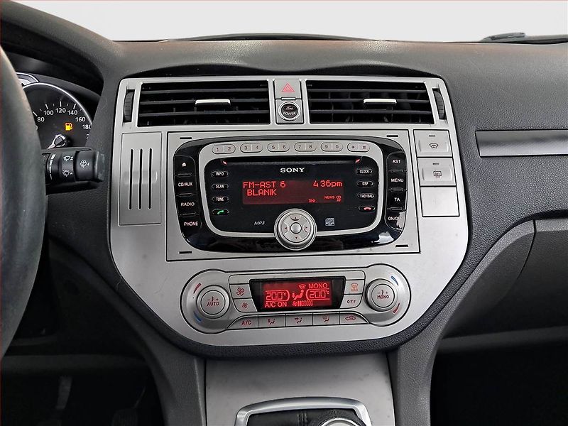 Ford Kuga (2010) 2.0 TDCi, 4X4, Park. senzory - fotka 12 z 18
