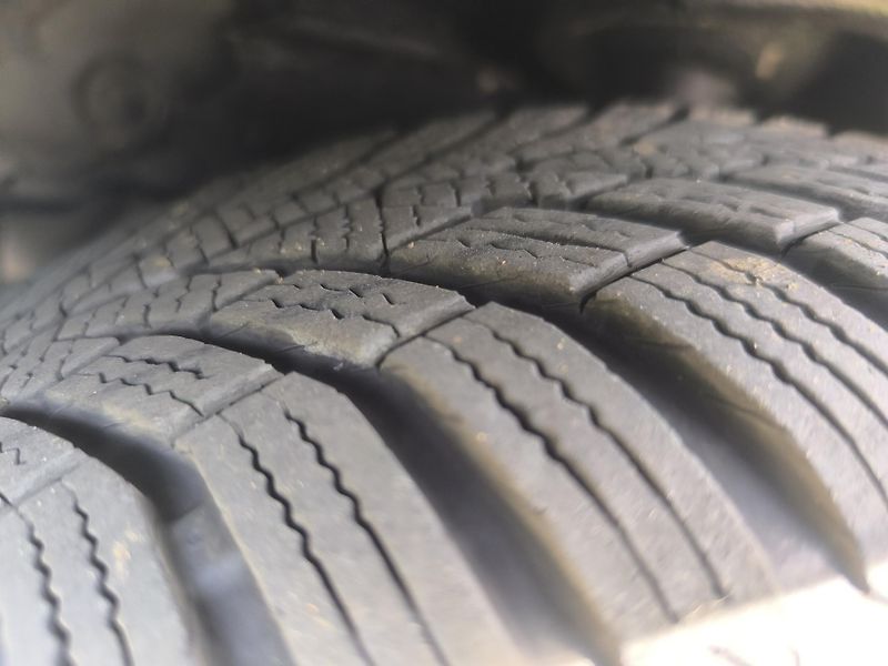 Mazda 3 1,6i77KW,KRÁSNÁ,1MAJ51L,SERVIS - fotka 18 z 23
