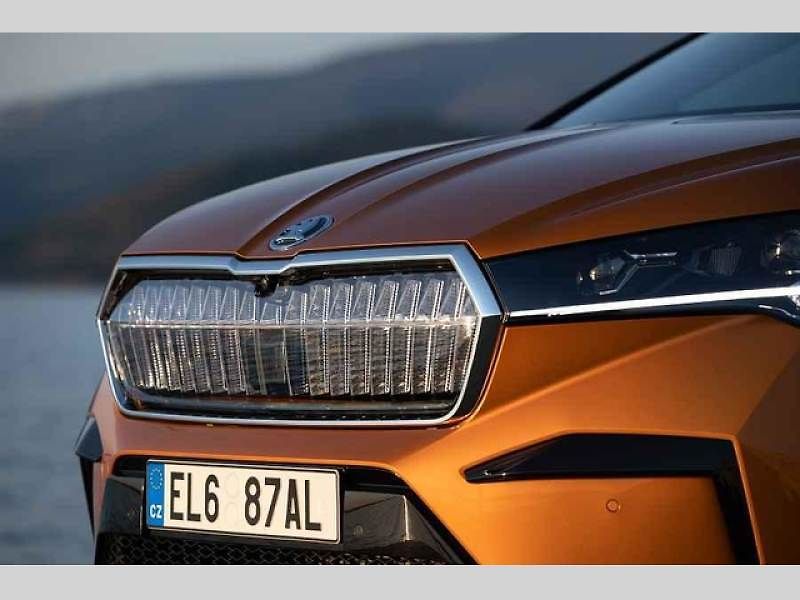 Plně elektrické SUV Škoda Enyaq Coupé iV (na snímku) se představilo v roce 2022 a vzbudilo u zákazníků velký zájem. Automobilka zrychluje svoji elektrickou ofenzivu: do roku 2026 představí tři zcela nové elektrické modely a další budou následovat.