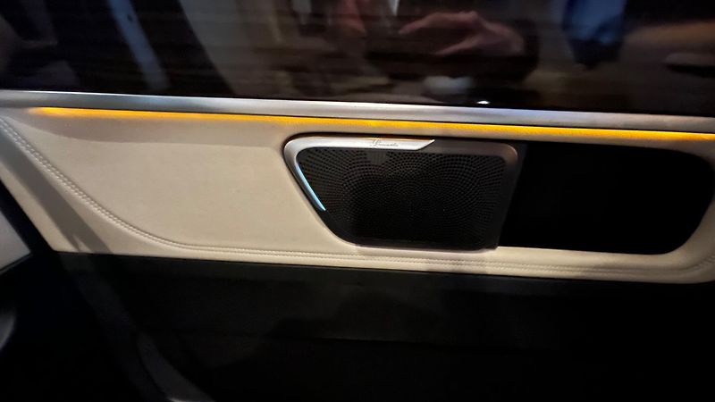 Mercedes-Benz Třídy V (2023) 300 Exclusive L 4M AIR LEDNICE - fotka 27 z 46