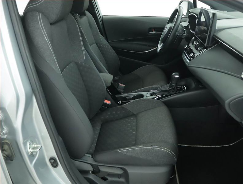 Toyota Corolla (2023) 2.0 Hybrid - fotka 9 z 16