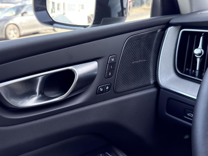 Volvo XC60 B5 AWD PLUS DARK // REZERVACE - fotka 23 z 45