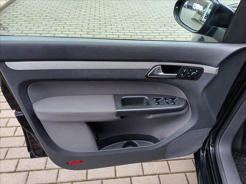 Volkswagen Touran 1,4 TSI,SERVIS,TAŽNÉ,VÝHŘEV - fotka 17 z 43