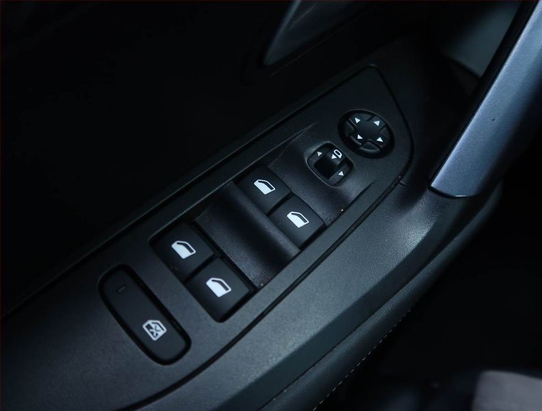 Peugeot 2008 (2020) 1.2 PureTech, Kůže, Tempomat - fotka 19 z 21