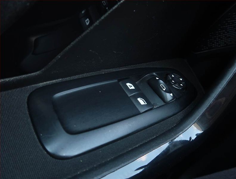 Peugeot 208 (2012) 1.4 HDI, po STK, zamluveno - fotka 16 z 16