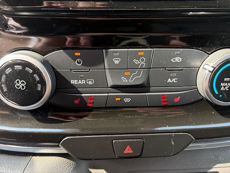 Ford Tourneo Custom (2019) L1 Titanium 136kW Aut. ZÁRUKA - fotka 17 z 19