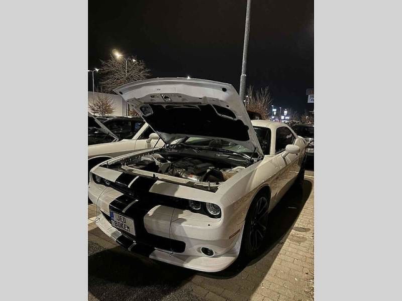 Sobotní sraz tuningových aut v Trutnově na parkovišti u obchodního centra Tesco byl pod drobnohledem Policie ČR.