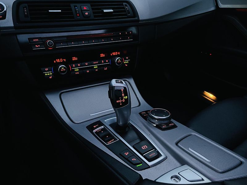 BMW Řada 5 530D AUT XDRIVE TAŽNÉ M-PAKET - fotka 38 z 48