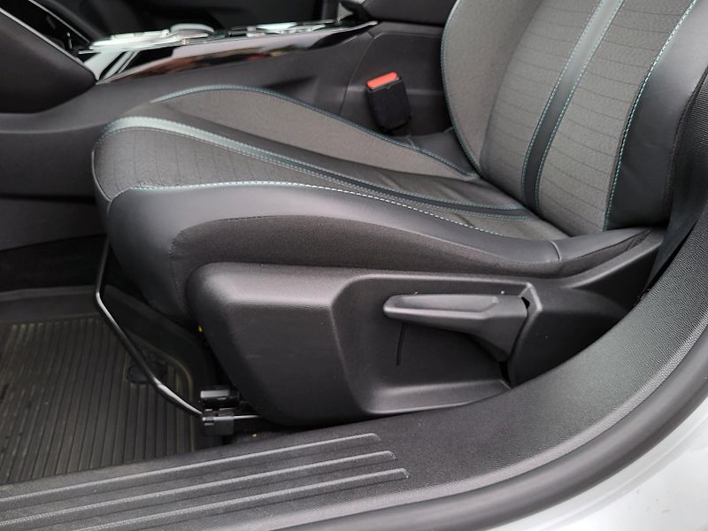 Peugeot 2008 ALLURE 1.2 PureTech 130k EAT8 - fotka 28 z 45