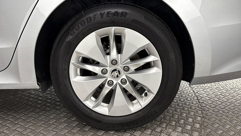 Škoda Octavia 2.0 TDI Ambition Combi - fotka 19 z 25