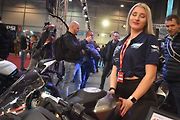 a nechybí kombinace půvabu strojů a hostesek