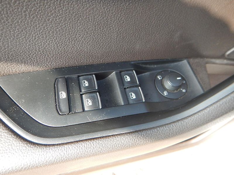 Škoda Superb 2.0 TDI, DSG, L&K, DIGIKLIMA - fotka 18 z 37