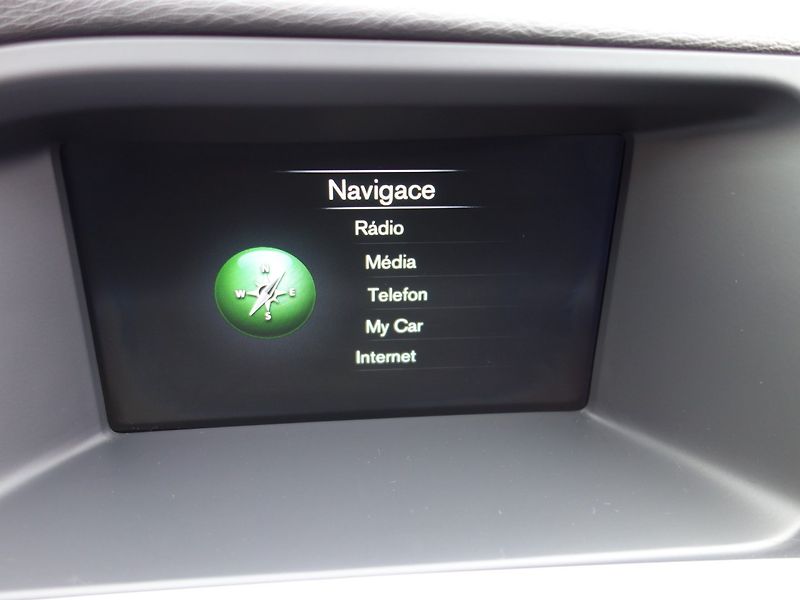 Volvo S60 (2017) 2.0D4 147kW AUT -NOVÉ V ČR - fotka 16 z 38