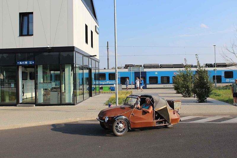 V retro auto muzeu Veteráni Litvínov měli ve středu zastávkou účastníci Velorex čundru 2024 na svém putování po severních Čechách. S nejstarším Velorexem z roku 1962 jede Petr Žůrek ze Světlé nad Sázavou.